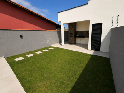 Casa - Térrea com piscina com 2 quartos (sendo 1 suite(s)) a 300,00 metros praia.