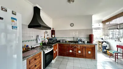 Casa - Sobrado com 3 quartos (sendo 1 suite(s)) a 1400,00 metros praia.
