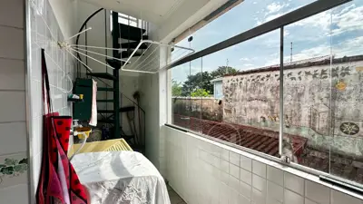 Casa - Sobrado com 3 quartos (sendo 1 suite(s)) a 1400,00 metros praia.