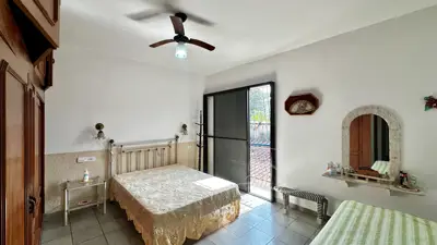 Casa - Sobrado com 3 quartos (sendo 1 suite(s)) a 1400,00 metros praia.