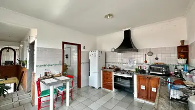 Casa - Sobrado com 3 quartos (sendo 1 suite(s)) a 1400,00 metros praia.