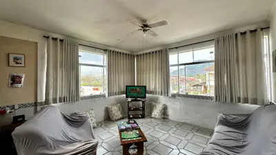 Casa - Sobrado com 3 quartos (sendo 1 suite(s)) a 1400,00 metros praia.