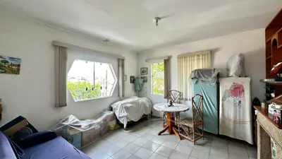 Casa - Sobrado com 3 quartos (sendo 1 suite(s)) a 1400,00 metros praia.
