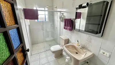 Casa - Sobrado com 3 quartos (sendo 1 suite(s)) a 1400,00 metros praia.