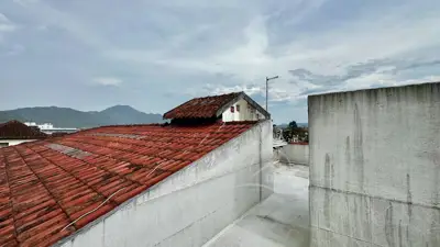 Casa - Sobrado com 3 quartos (sendo 1 suite(s)) a 1400,00 metros praia.