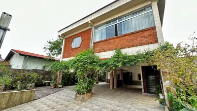 Casa - Sobrado com 3 quartos (sendo 1 suite(s)) a 1400,00 metros praia.