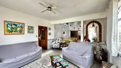 Casa - Sobrado com 3 quartos (sendo 1 suite(s)) a 1400,00 metros praia.