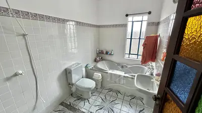 Casa - Sobrado com 3 quartos (sendo 1 suite(s)) a 1400,00 metros praia.