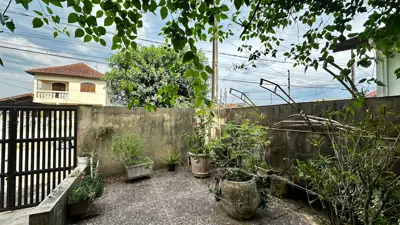 Casa - Sobrado com 3 quartos (sendo 1 suite(s)) a 1400,00 metros praia.