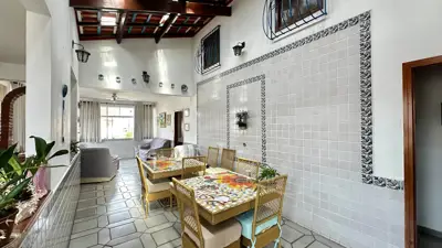 Casa - Sobrado com 3 quartos (sendo 1 suite(s)) a 1400,00 metros praia.