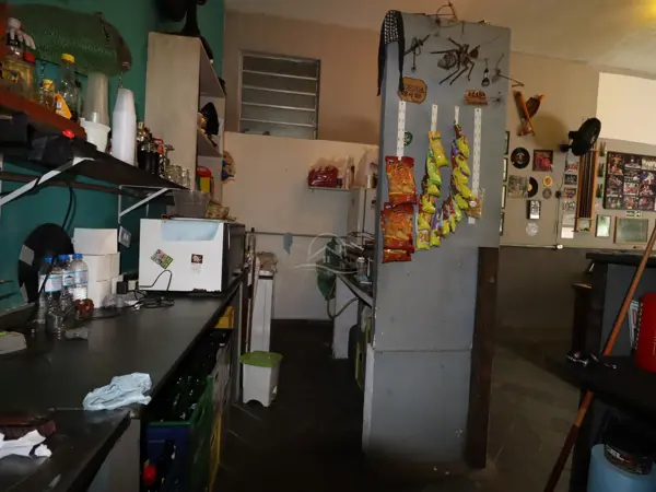 Comercial - Salão com  quartos  a 100,00 metros praia.