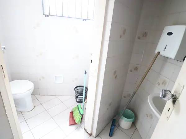 Comercial - Salão com  quartos  a 100,00 metros praia.