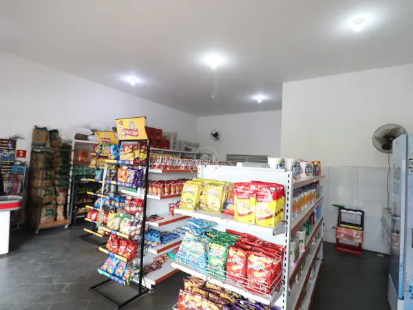 Comercial - Salão com  quartos  a 100,00 metros praia.