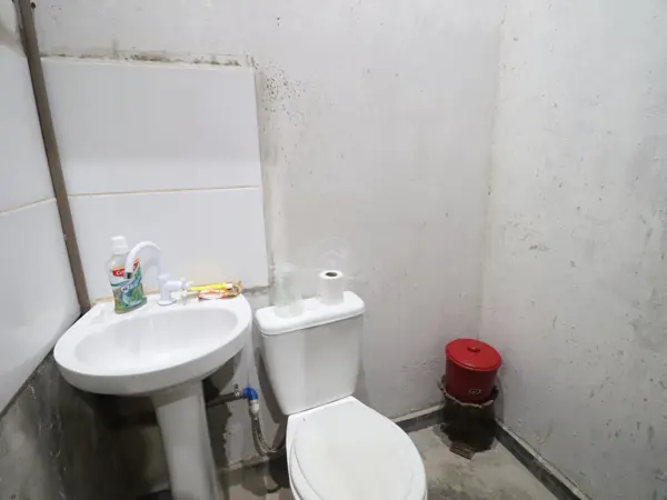 Comercial - Salão com  quartos  a 100,00 metros praia.