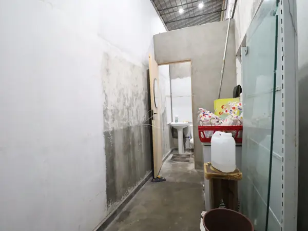 Comercial - Salão com  quartos  a 100,00 metros praia.