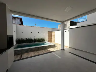 Casa - Sobrado Novo com 3 quartos (sendo 3 suite(s)) a 900,00 metros praia.