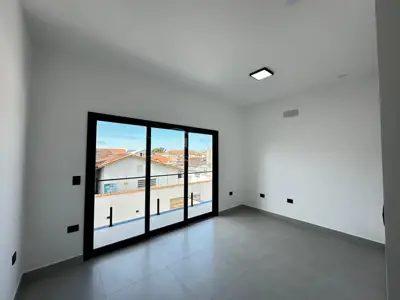 Casa - Sobrado Novo com 3 quartos (sendo 3 suite(s)) a 900,00 metros praia.