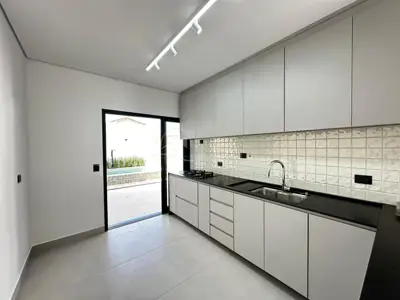 Casa - Sobrado Novo com 3 quartos (sendo 3 suite(s)) a 900,00 metros praia.