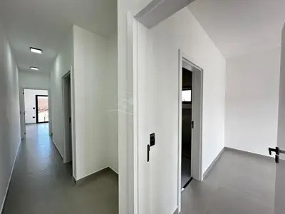 Casa - Sobrado Novo com 3 quartos (sendo 3 suite(s)) a 900,00 metros praia.