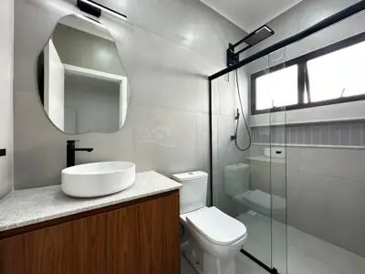 Casa - Sobrado Novo com 3 quartos (sendo 3 suite(s)) a 900,00 metros praia.
