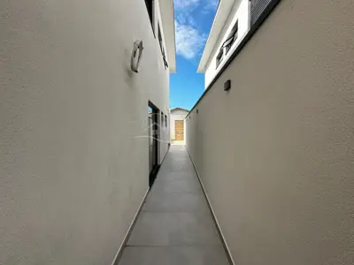 Casa - Sobrado Novo com 3 quartos (sendo 3 suite(s)) a 900,00 metros praia.