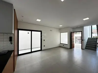 Casa - Sobrado Novo com 3 quartos (sendo 3 suite(s)) a 900,00 metros praia.