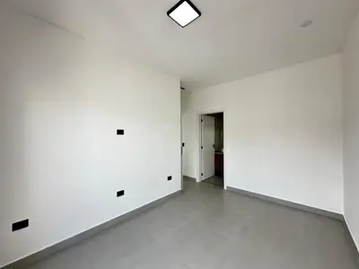 Casa - Sobrado Novo com 3 quartos (sendo 3 suite(s)) a 900,00 metros praia.