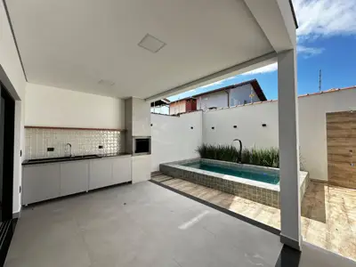 Casa - Sobrado Novo com 3 quartos (sendo 3 suite(s)) a 900,00 metros praia.