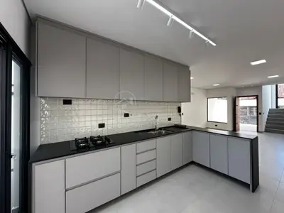 Casa - Sobrado Novo com 3 quartos (sendo 3 suite(s)) a 900,00 metros praia.