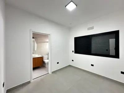 Casa - Sobrado Novo com 3 quartos (sendo 3 suite(s)) a 900,00 metros praia.