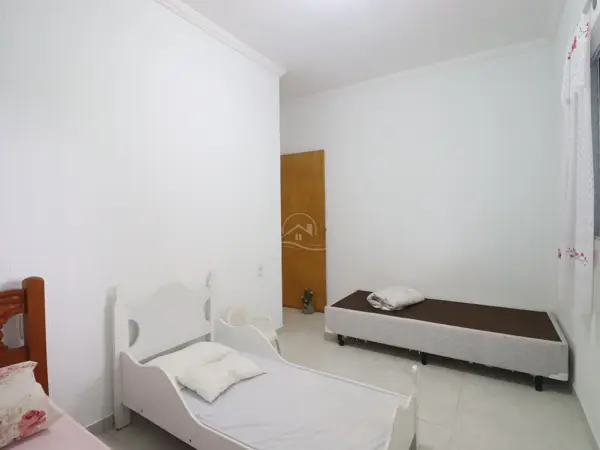 Casa - Térrea com 4 quartos  a 1500,00 metros praia.