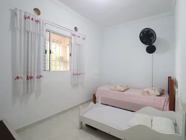 Casa - Térrea com 4 quartos  a 1500,00 metros praia.