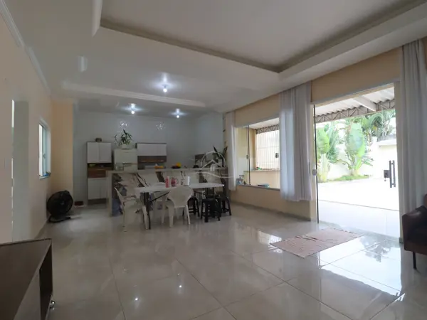 Casa - Térrea com 4 quartos  a 1500,00 metros praia.
