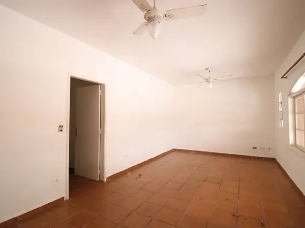 Casa - Térrea com 3 quartos (sendo 1 suite(s)) a 700,00 metros praia.
