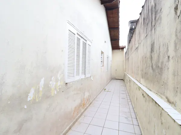 Casa - Térrea com 3 quartos (sendo 1 suite(s)) a 700,00 metros praia.