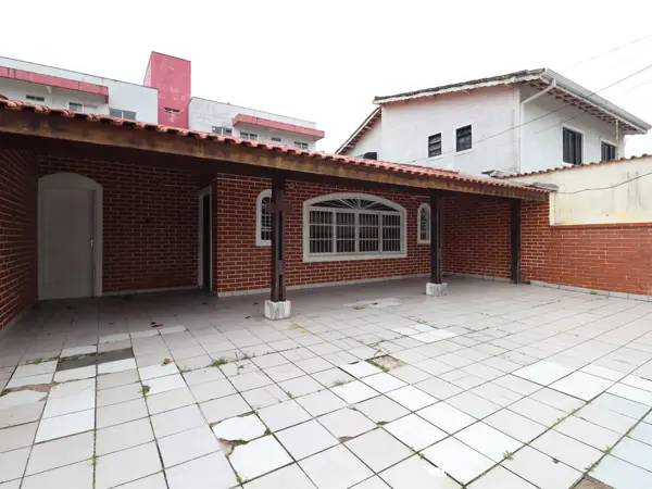 Casa - Térrea com 3 quartos (sendo 1 suite(s)) a 700,00 metros praia.