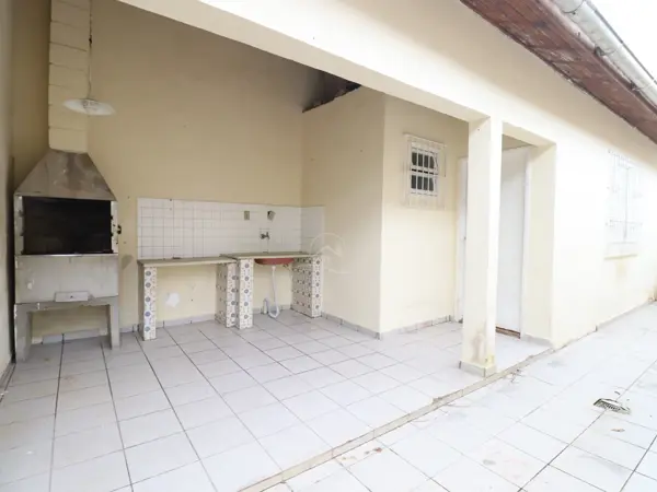Casa - Térrea com 3 quartos (sendo 1 suite(s)) a 700,00 metros praia.