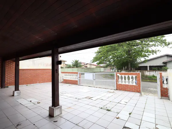 Casa - Térrea com 3 quartos (sendo 1 suite(s)) a 700,00 metros praia.