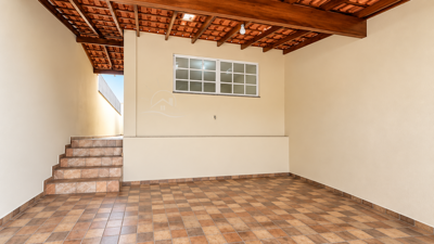 Casa - Térrea com 3 quartos (sendo 2 suite(s)) a 0,00 metros praia.