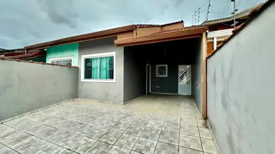 Casa - Sobrado com 3 quartos (sendo 1 suite(s)) a 1500,00 metros praia.