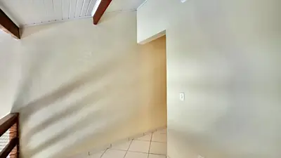 Casa - Sobrado com 3 quartos (sendo 1 suite(s)) a 1500,00 metros praia.