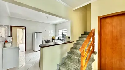 Casa - Sobrado com 3 quartos (sendo 1 suite(s)) a 1500,00 metros praia.