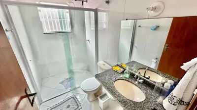 Casa - Sobrado com 3 quartos (sendo 1 suite(s)) a 1500,00 metros praia.