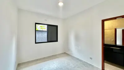 Casa - Térrea com 3 quartos (sendo 2 suite(s)) a 900,00 metros praia.