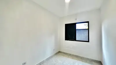 Casa - Térrea com 3 quartos (sendo 2 suite(s)) a 900,00 metros praia.
