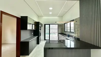 Casa - Térrea com 3 quartos (sendo 2 suite(s)) a 900,00 metros praia.