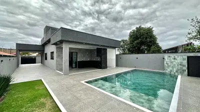 Casa - Térrea com 3 quartos (sendo 2 suite(s)) a 900,00 metros praia.