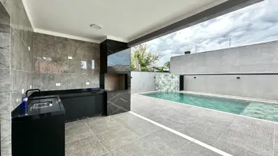 Casa - Térrea com 3 quartos (sendo 2 suite(s)) a 900,00 metros praia.