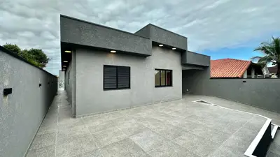 Casa - Térrea com 3 quartos (sendo 2 suite(s)) a 900,00 metros praia.