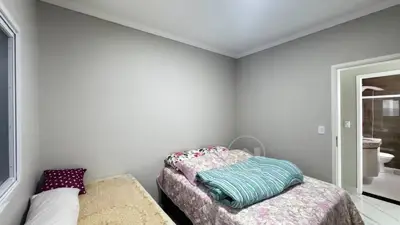 Casa - Esquina com 3 quartos (sendo 1 suite(s)) a 3200,00 metros praia.